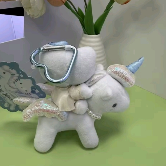 EXCLUSIVE - Hello Kitty Officially Licensed Purse Pal Plushie - Picture 3 of 11